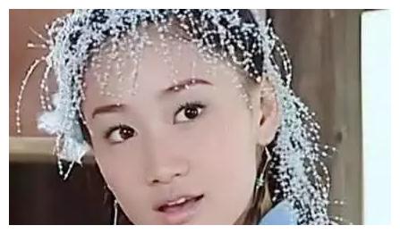 那些年剧组没钱打首饰，就给女演员撒上小雪花，却比金银钗更好看