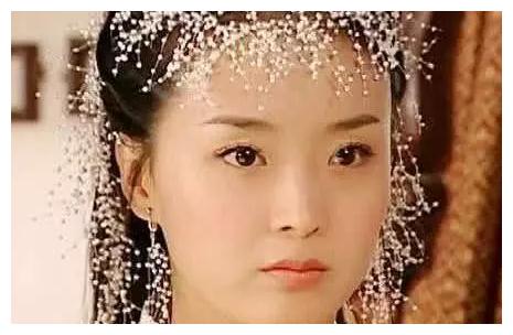 那些年剧组没钱打首饰，就给女演员撒上小雪花，却比金银钗更好看