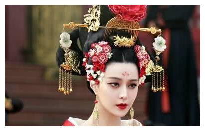 那些年剧组没钱打首饰，就给女演员撒上小雪花，却比金银钗更好看