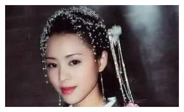 那些年剧组没钱打首饰，就给女演员撒上小雪花，却比金银钗更好看