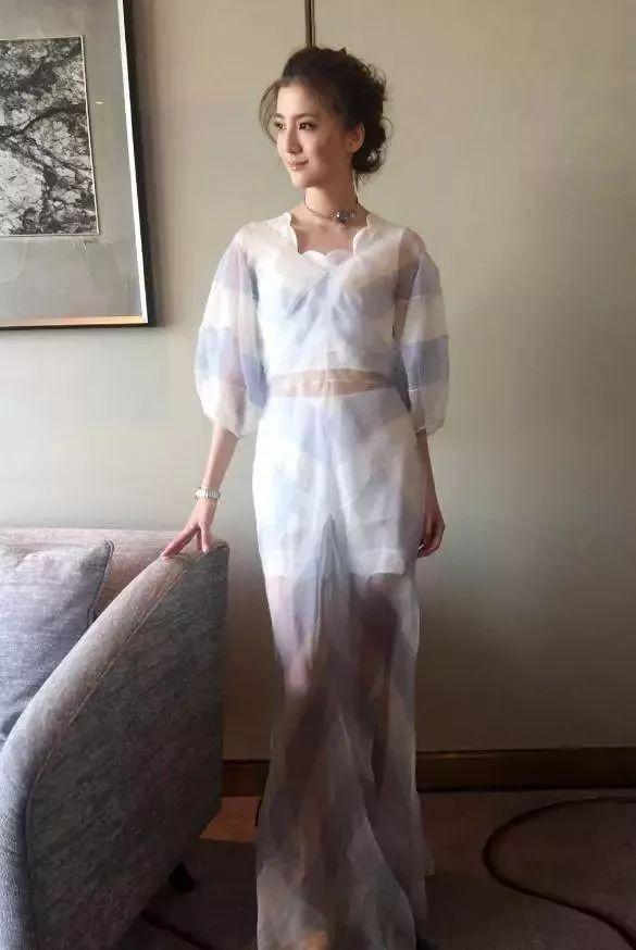 吴千语身穿一件条纹印花裙，透视的面料若隐若现，女人味十足！