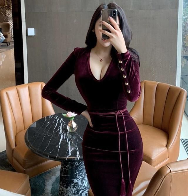 金丝绒面料的连衣裙，修身的版型，腰间的系带轻松勾勒出小蛮腰