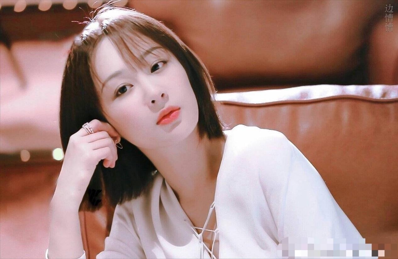 杨紫获人气女演员奖,却被质疑整成塑胶娃娃,对此她无奈回应