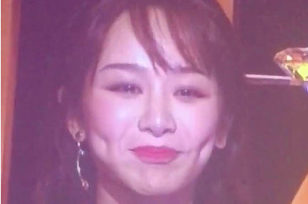 杨紫获人气女演员奖,却被质疑整成塑胶娃娃,对此她无奈回应