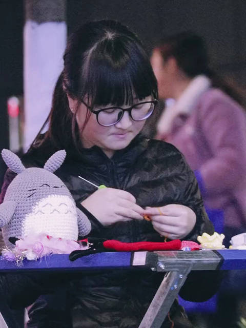 夜市上售卖手工针织玩偶的姑娘，看不出年纪，安安静静…………