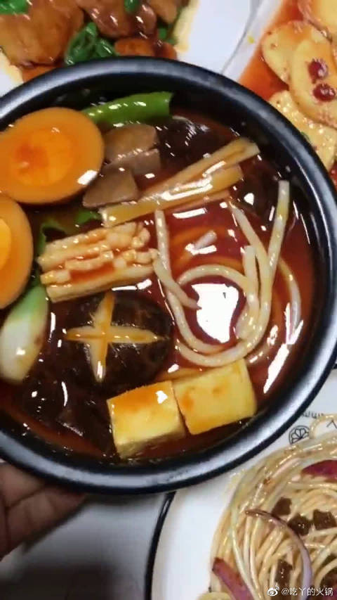 一桌子满汉全席，却没有能下得了嘴的，模具都比实物更馋人！……