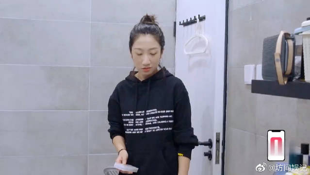 杨天真的助理收拾自己浴室的用品……