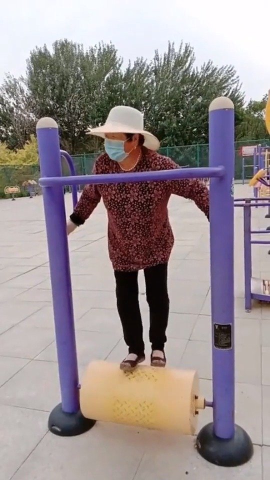 本以为是青铜，没想到竟然是王者，看到奶奶玩健身器材我惊呆了