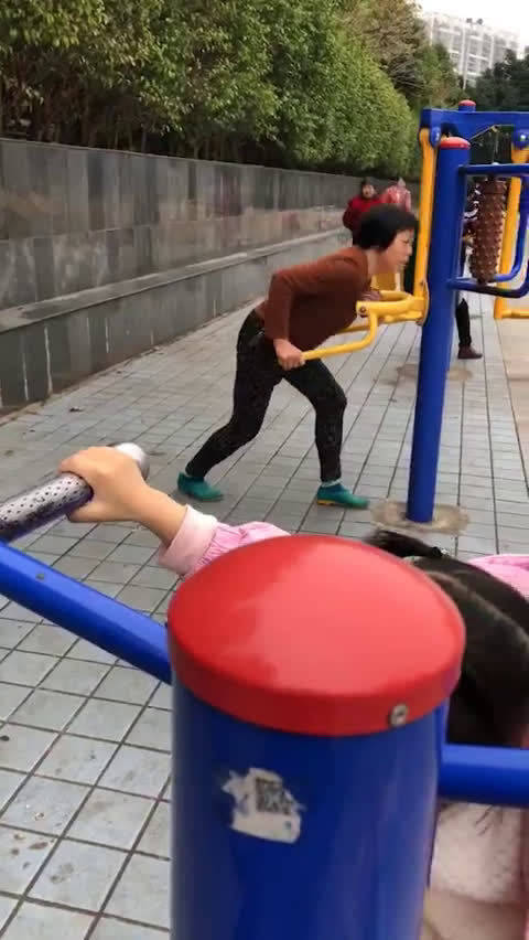 这个健身器材是这么用的吗？大妈请问你这是在锻炼什么？