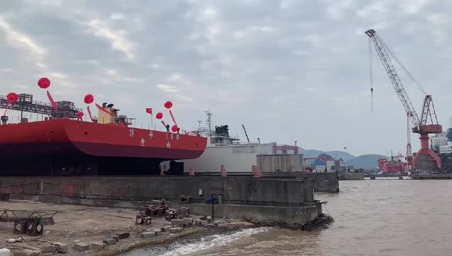 这两年热闹的海上风电项目~ 导致这种大件平板运输船异常火爆~……