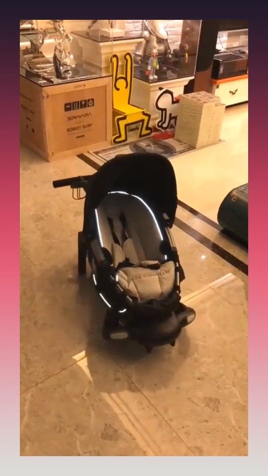 花三万块买的婴儿车，自动折叠比钢铁侠还酷…………