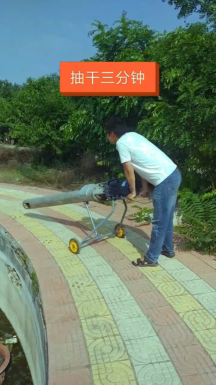 大型池塘钓鱼，小伙嫌麻烦，直接调来超大抽水泵