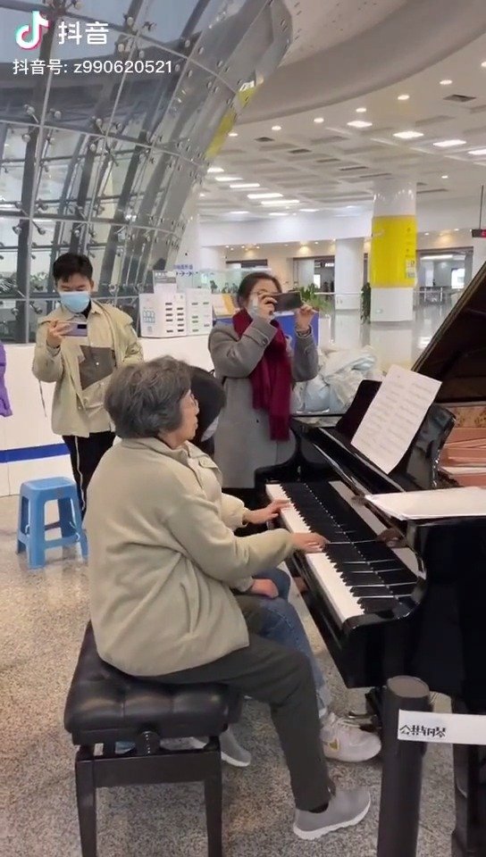宁波钢琴奶奶在鼓楼地铁站弹琴视频火了