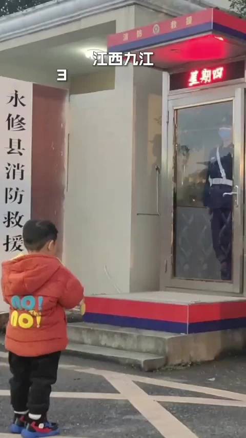 寒冷冬日，3岁儿子偷偷塞小饼干给站岗爸爸，这一幕好暖??