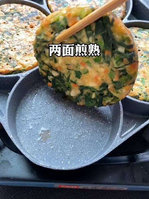 菠菜、山药、胡萝卜做成的蔬菜小饼……