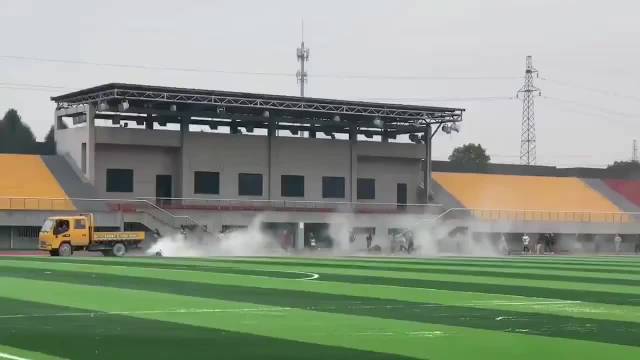 同学投稿：浙江传媒学院桐乡校区边撒石灰边体测800米……