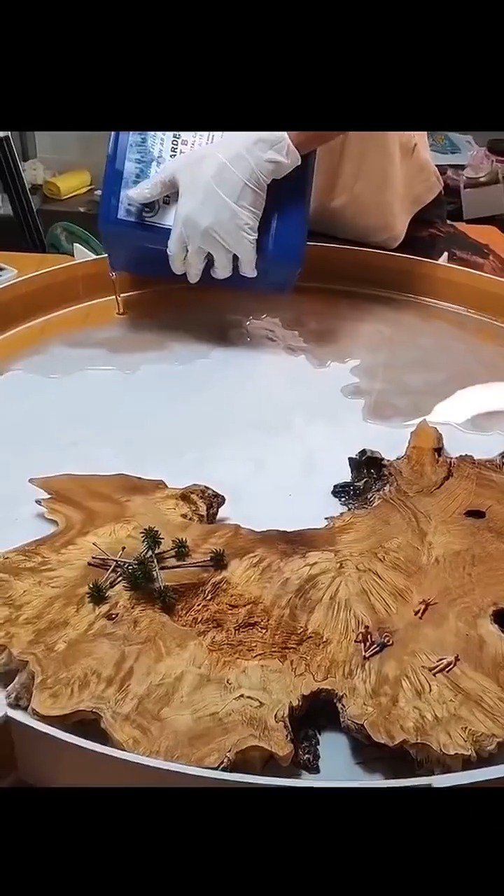 花五万请来的师傅，做出来的海浪树脂桌，成品惊艳到我了！