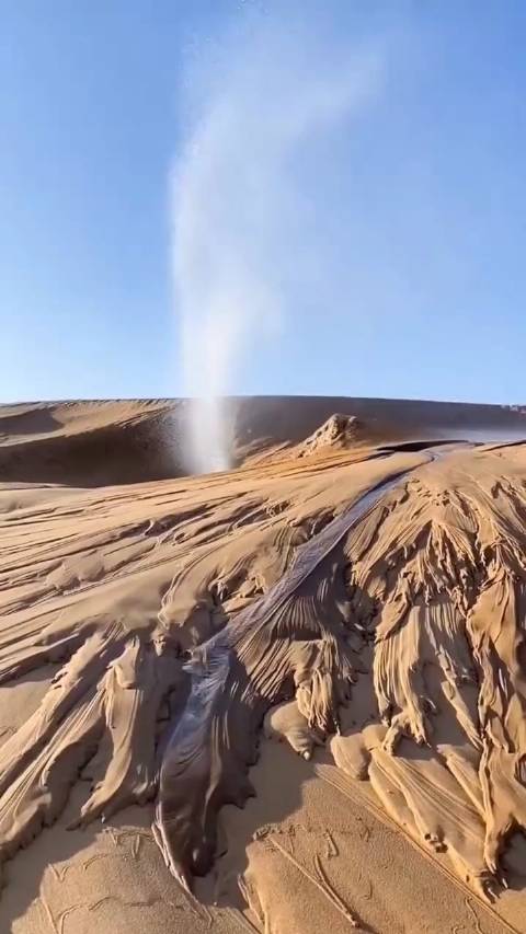 沙漠深处的一处天然喷泉，喷了几十年也没形成河流…………