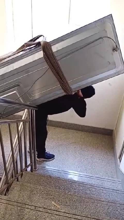 这估计是最危险的行业了，当大哥倒退下楼梯那刻…………