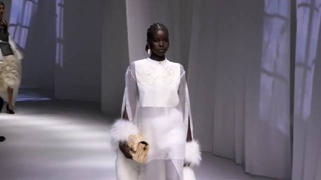 Fendi SS 2021秀场，纯粹有质感的面料，格调又温柔