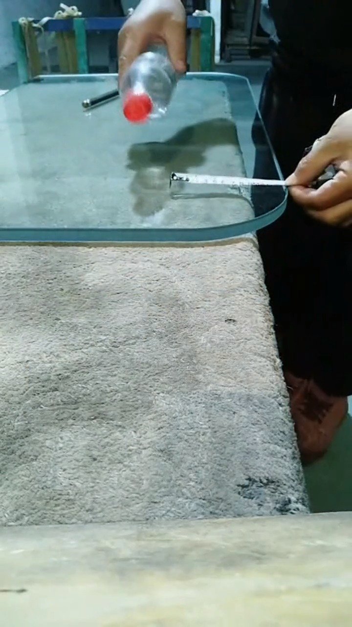老师傅划玻璃，只需一瓶润滑油，就能得到完美造型！