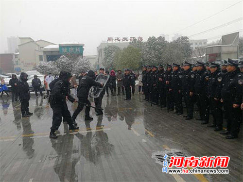 南阳新华派出所开展反恐防暴器材的实战使用训练
