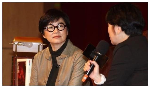 林青霞素颜现身,装扮新潮颜值依旧能打,自然老去完胜塑胶脸