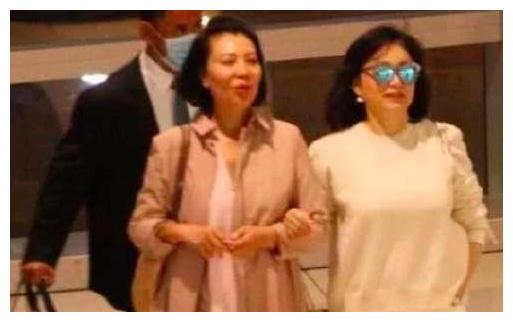 林青霞素颜现身,装扮新潮颜值依旧能打,自然老去完胜塑胶脸