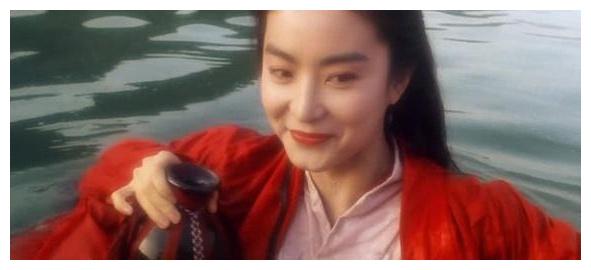 林青霞素颜现身,装扮新潮颜值依旧能打,自然老去完胜塑胶脸