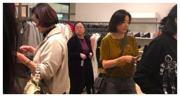 林青霞素颜现身,装扮新潮颜值依旧能打,自然老去完胜塑胶脸