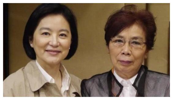 林青霞素颜现身,装扮新潮颜值依旧能打,自然老去完胜塑胶脸