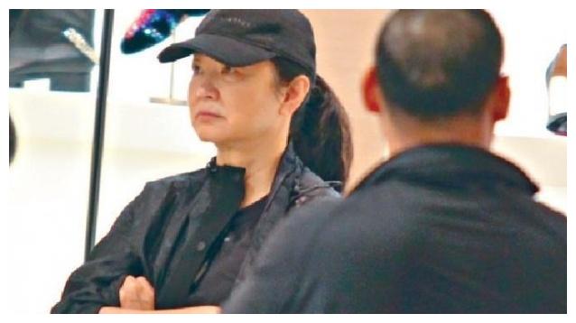 林青霞素颜现身,装扮新潮颜值依旧能打,自然老去完胜塑胶脸