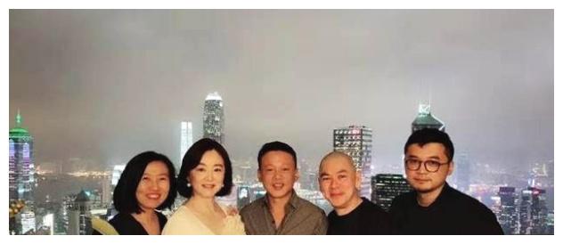 林青霞素颜现身,装扮新潮颜值依旧能打,自然老去完胜塑胶脸