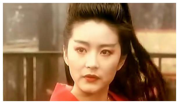 林青霞素颜现身,装扮新潮颜值依旧能打,自然老去完胜塑胶脸