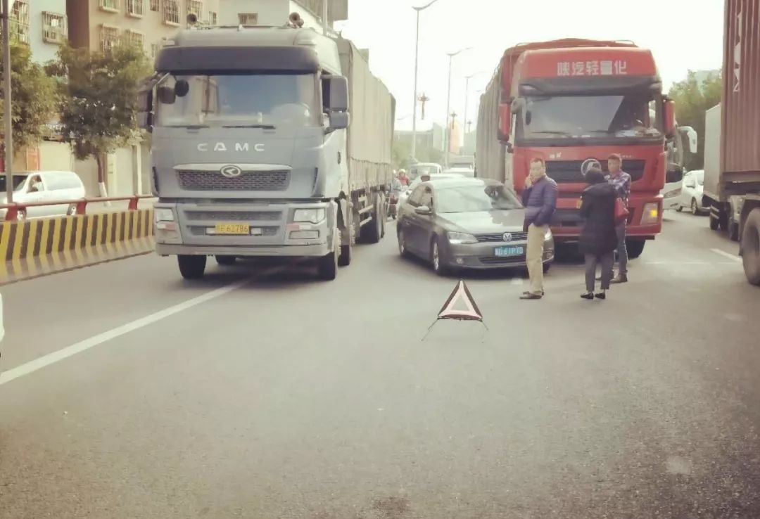 汕头市区金凤路桥发生追尾的交通事故，造成一度交通拥堵