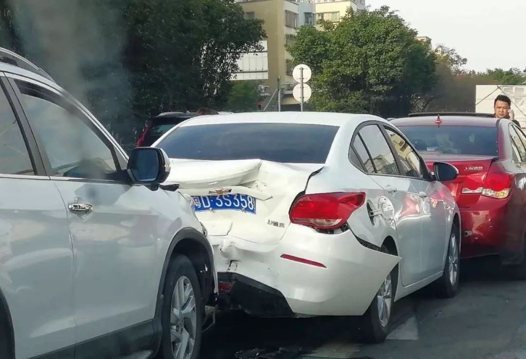 汕头市区金凤路桥发生追尾的交通事故，造成一度交通拥堵