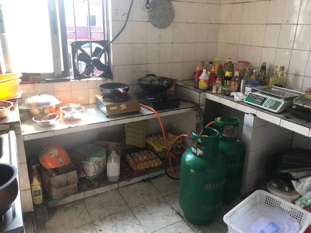 满屋颜料桶,气味呛人!新桥村内一间非法经营注塑加工作坊被取缔