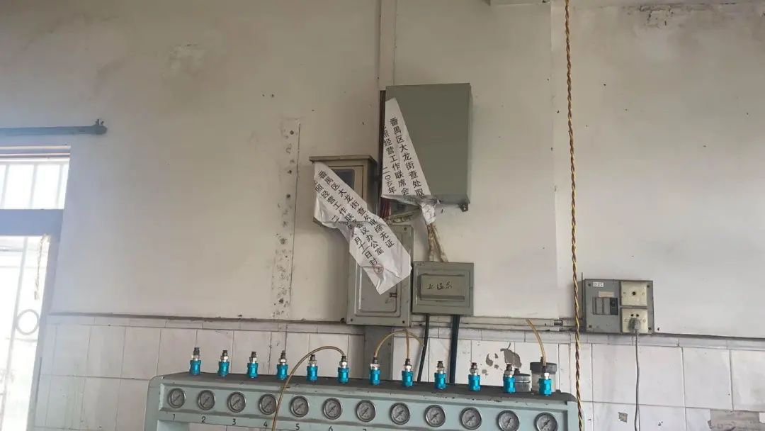 满屋颜料桶,气味呛人!新桥村内一间非法经营注塑加工作坊被取缔