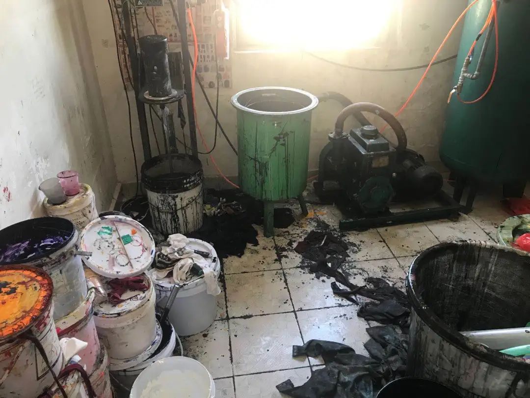 满屋颜料桶,气味呛人!新桥村内一间非法经营注塑加工作坊被取缔