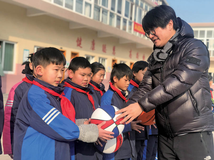 爱心企业捐献体育器材