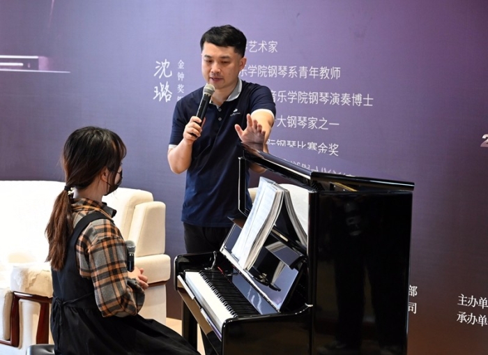 分享会上，沈璐（右一）分享钢琴学习方法和演奏技巧（吴觅亮摄）.JPG