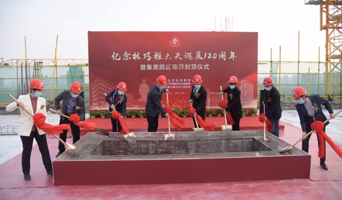 出席活动的领导嘉宾挥动铁锹浇筑最后一方混凝土，市妇幼保健院集美院区项目主体顺利封顶（林志杰摄影）.jpg