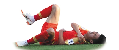 在与吉尔吉斯斯坦队比赛中，武磊左侧肩部受伤。本版图片/Osports