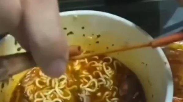 男子啃鸭腿发现是木棍拼骨！不像是加工导致的断裂，以后不会再吃了